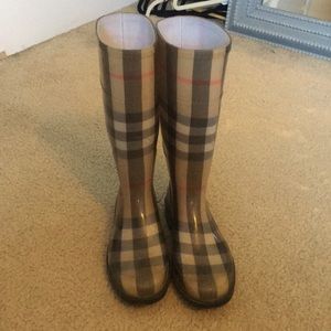 ⬇️ Final sale! Burberry Rainboots
